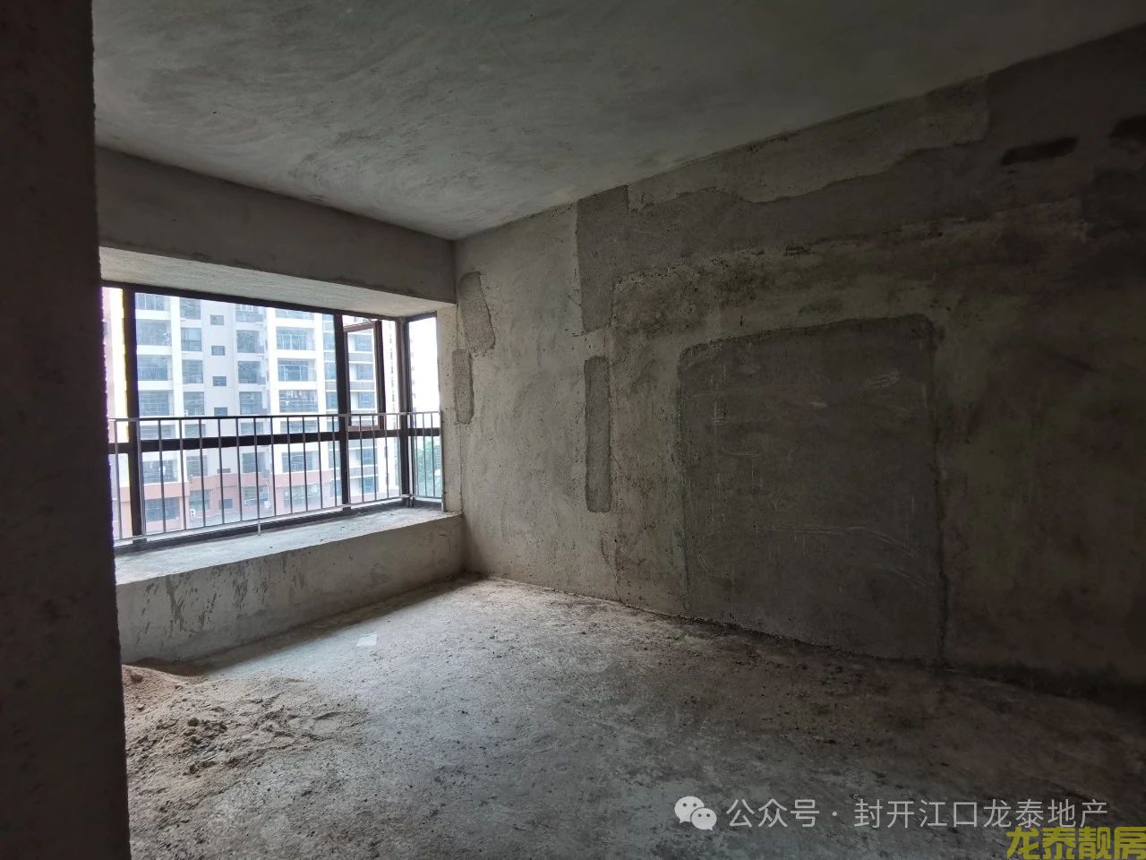 佰隆山河毛坯电梯中层4房