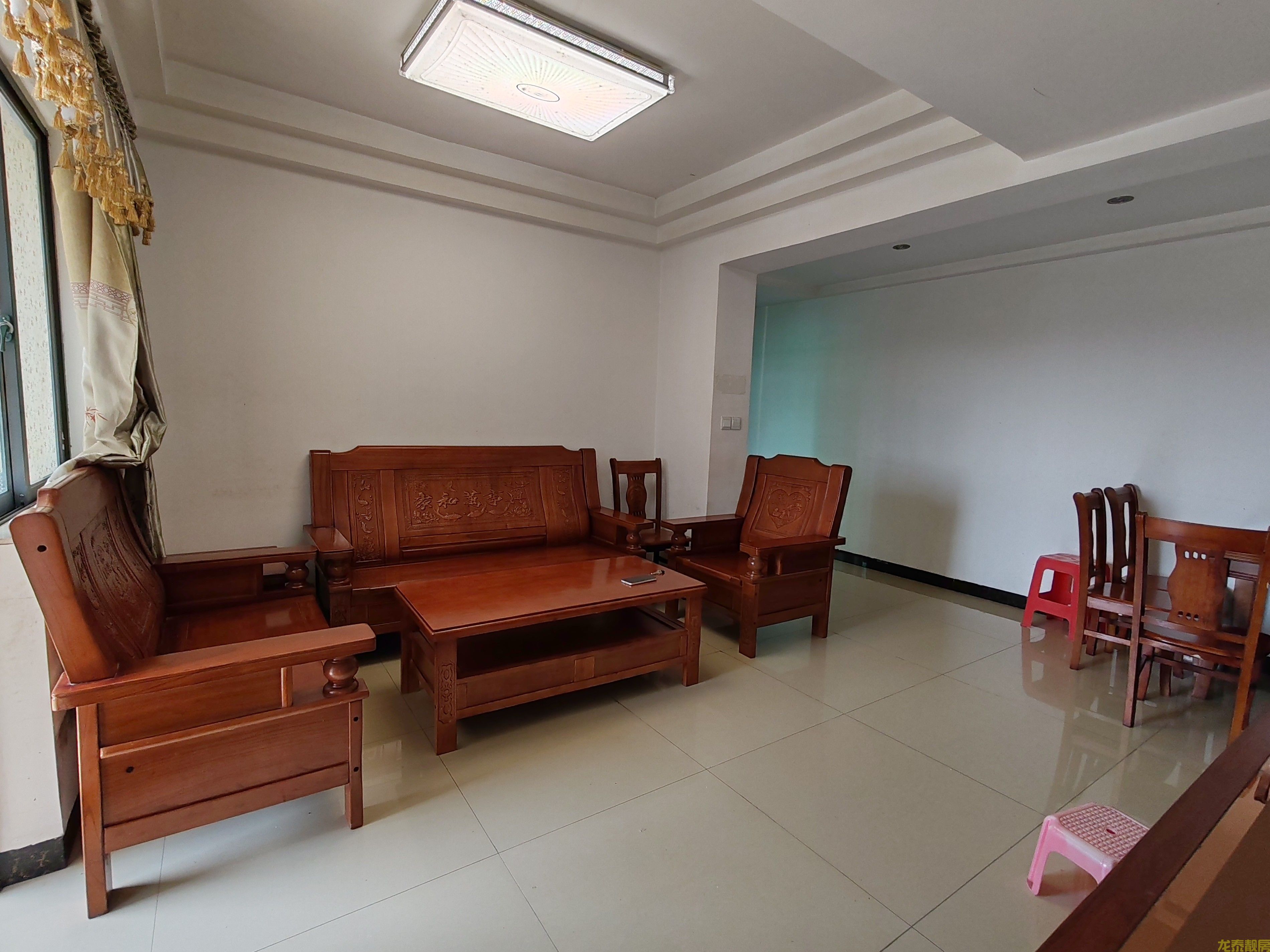 香槟壹号电梯两房精装新净拎包入住