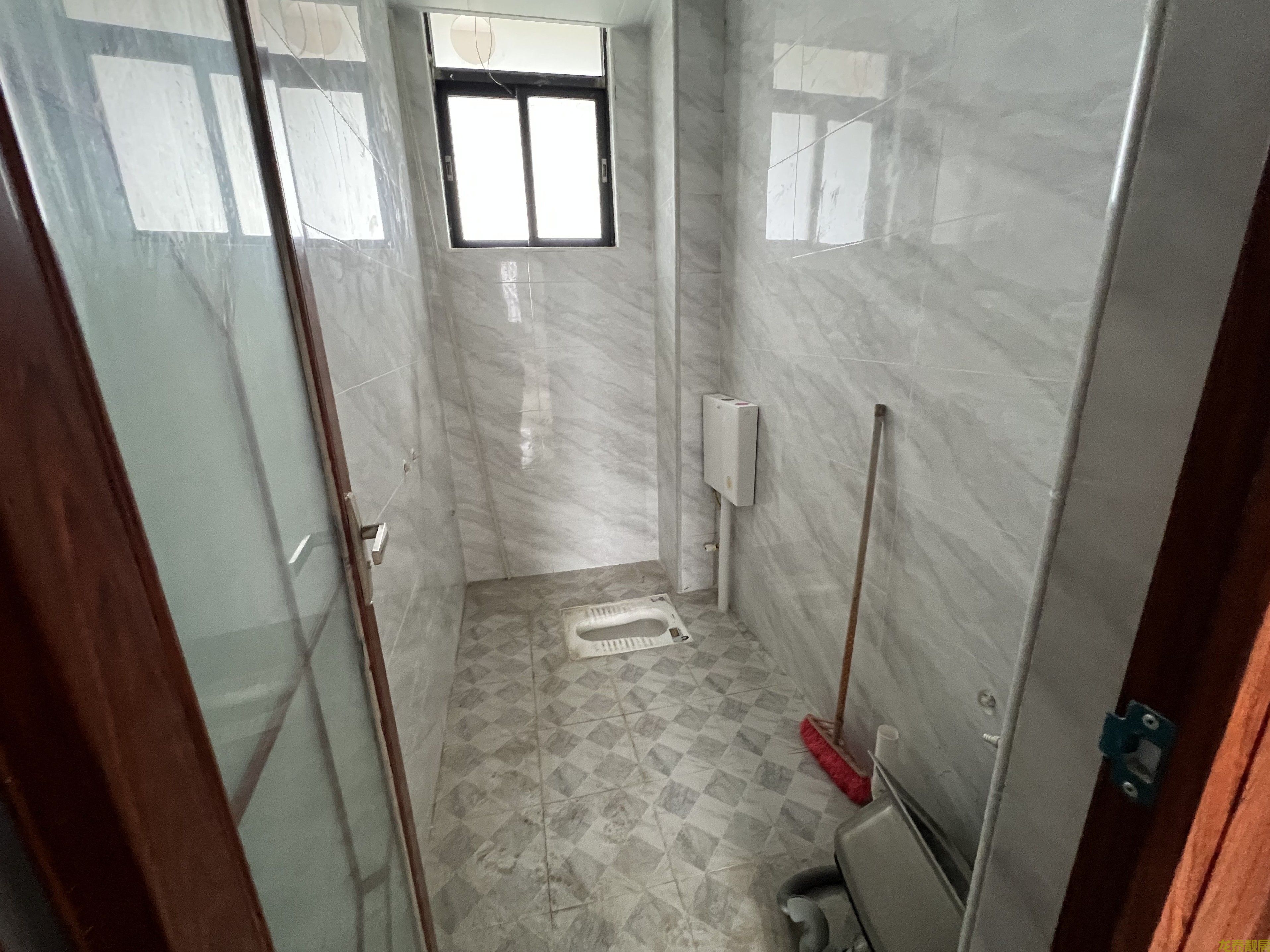 封川车站旁.步梯6楼4房，全新精装，即买即入住